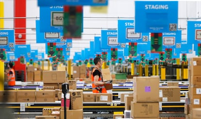 ZARAGOZA, 28/05/2024.- El centro logístico de Amazon en la Plataforma Logística de Zaragoza ha alcanzado en poco más de un año de funcionamiento más de 900 empleados y a final de 2024, de cara a la campaña de Navidad, superará los mil trabajadores, dos años antes de lo inicialmente previsto EFE/Javier Cebollada
