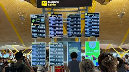Pantallas en el aeropuerto Adolfo Suárez Madrid-Barajas de Madrid.