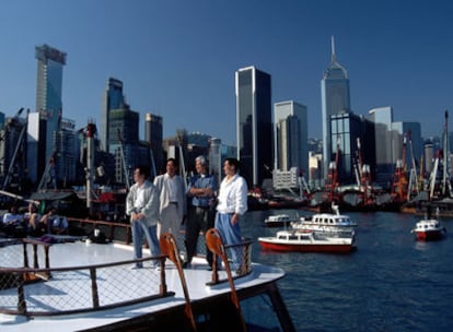 Un grupo de visitantes se fotografía con el impresionante <i>skyline</i> de la ciudad de fondo