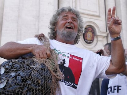 Beppe Grillo, en una protesta frente al Parlamento.