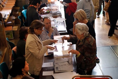 Votando en el colegio electoral