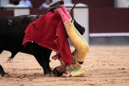 David Mora, volteado por uno de los toros de su lote.