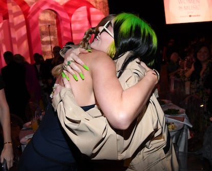 Taylor Swift abraza a Billie Eilish en la gala de los Billboard Women in Music del pasado mes de diciembre.