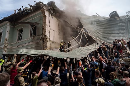 Personal de emergencias y voluntarios trabajan en el desescombro del hospital pediátrico Okhmatdyt tras un ataque ruso, este lunes en Kiev. 