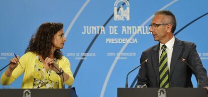 Mar&iacute;a Jes&uacute;s Montero y Miguel &Aacute;ngel V&aacute;zquez, tras el Consejo de Gobierno de la Junta. 