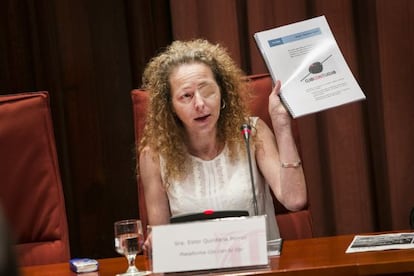 Ester Quintana addressing the regional parliament of Catalonia.