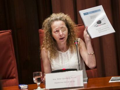 Ester Quintana addressing the regional parliament of Catalonia.