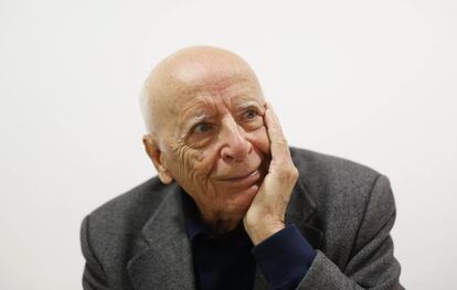 El filósofo Emilio Lledó, en el momento en que EL PAÍS le da la noticia de que es el nuevo Premio Nacional de las Letras, en la Asociación de Editores de Madrid.