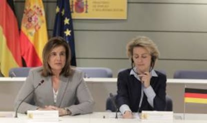 La ministra española de Empleo y Seguridad Social, Fátima Báñez (i), y la ministra Federal de Trabajo y Asuntos Sociales de Alemania, Ursula von der Leyen, durante la reunión que han mantenido hoy en Madrid en la que han firmado un Memorando de Entendimiento para reforzar los mercados de trabajo y promover el empleo juvenil.