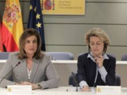 La ministra española de Empleo y Seguridad Social, Fátima Báñez (i), y la ministra Federal de Trabajo y Asuntos Sociales de Alemania, Ursula von der Leyen, durante la reunión que han mantenido hoy en Madrid en la que han firmado un Memorando de Entendimiento para reforzar los mercados de trabajo y promover el empleo juvenil.