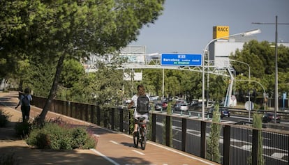 Carril bici que conecta Barcelona con Esplugues.