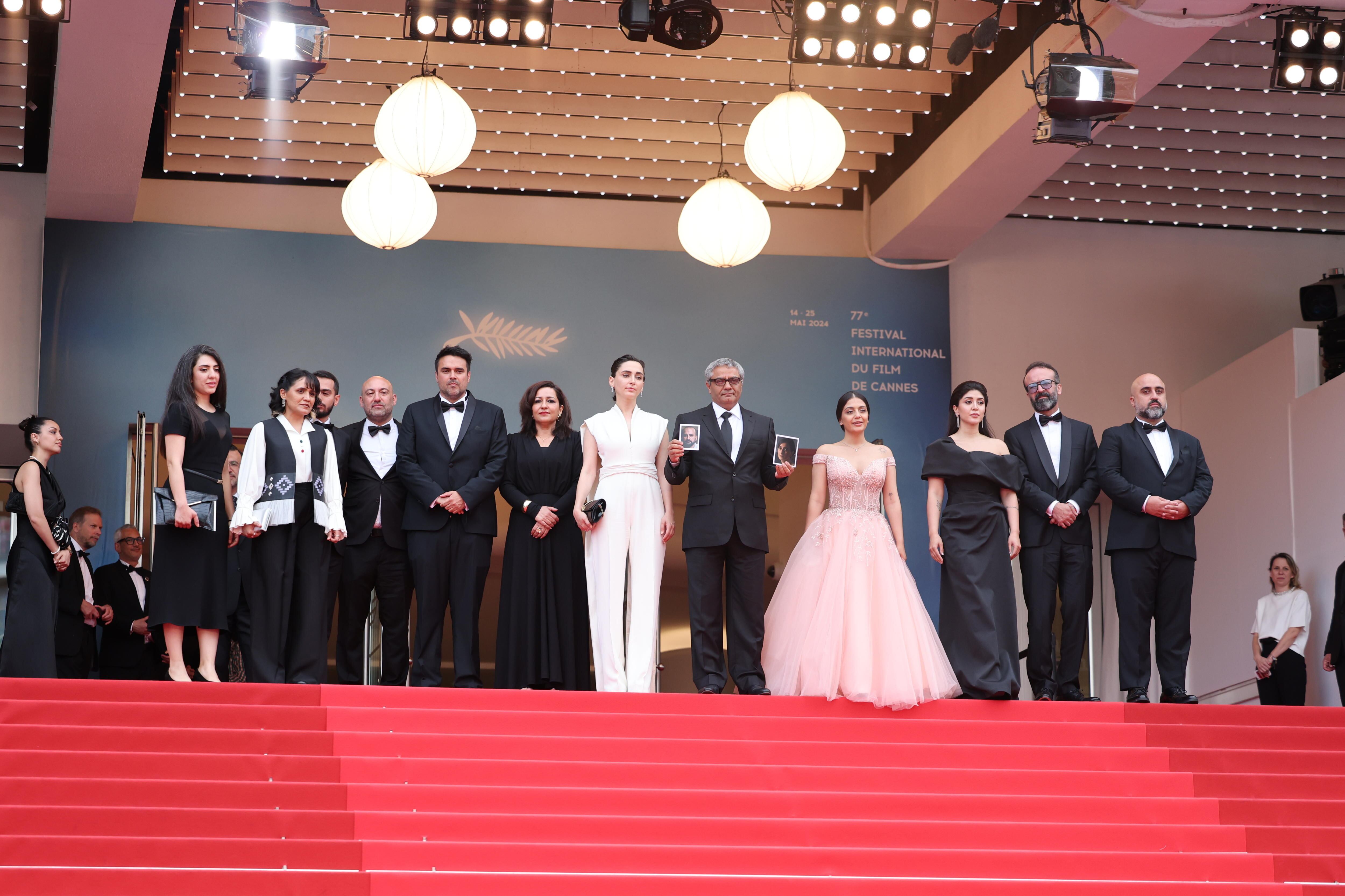 El equipo de 'La semilla del higo sagrado', el viernes por la tarde en el estreno de gala del filme. Mohammad Rasoulof sostiene fotografías de los dos actores, Missagh Zareh y Soheila Golestani, que no han podido salir de Irán.