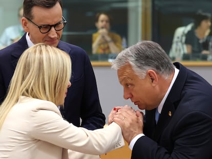 Los primeros ministros de Italia, Giorgia Meloni, y Hungría, Víctor Orbán, en primer plano ante la mirada de su homólogo polaco, Mateusz Morawiecki, el 29 de junio en Bruselas.