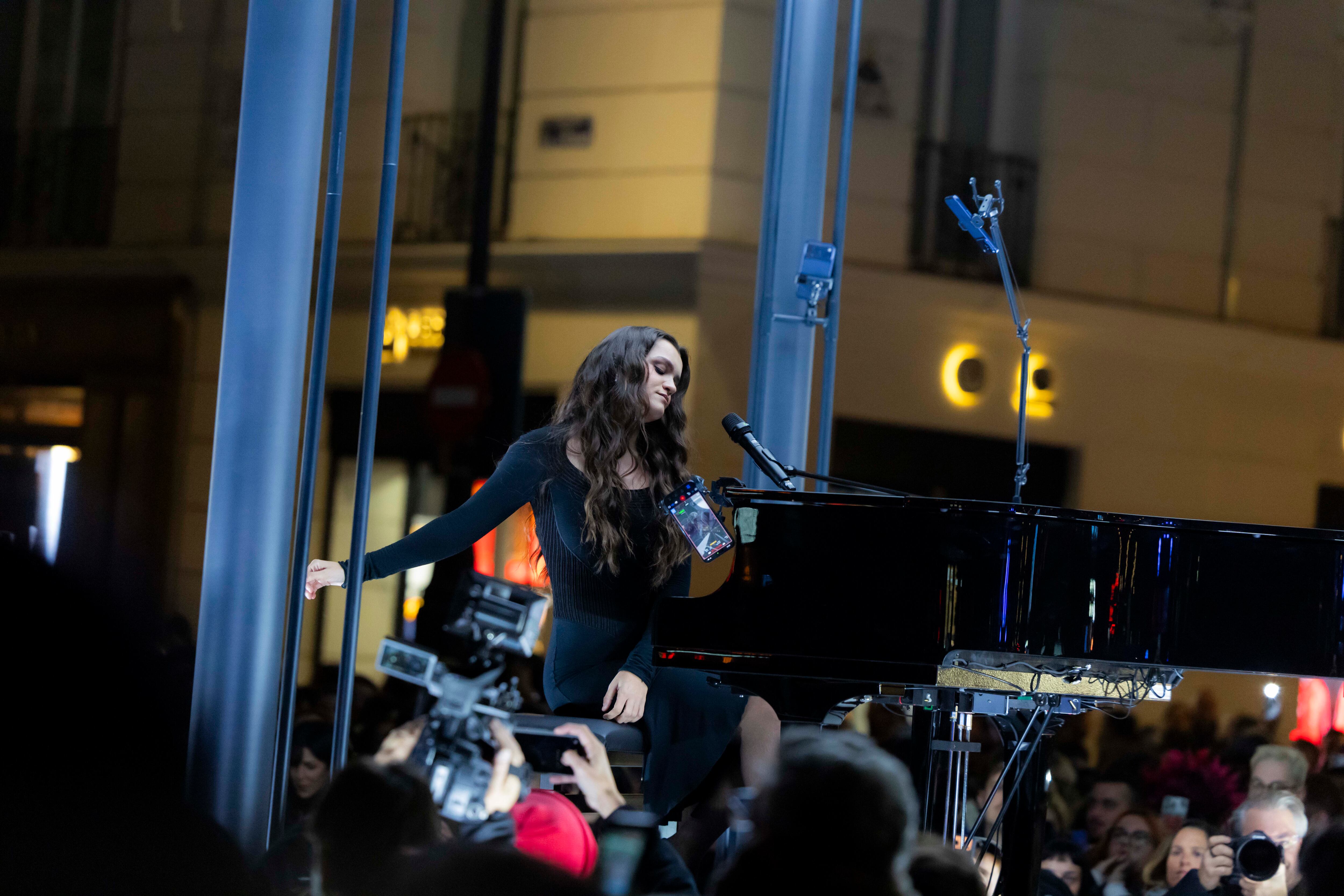 La cantante Amaia en 'El Encuentro', un concierto de Apple en la Puerta del Sol donde también se presentaron Israel Fernández, Yerai Cortés y Dellafuente.