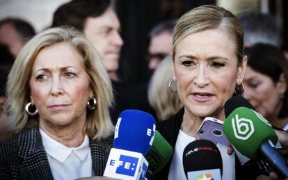 Cristina Cifuentes habla ante los medios de comunicación el sábado.