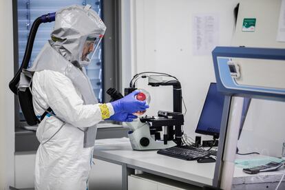 Un técnico de laboratorio manipula una vacuna en los laboratorios Valneva en Viena (Austria).