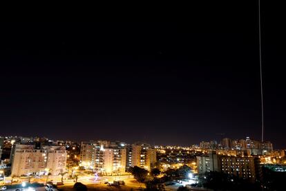 Vista da cidade israelense Ashkelon durante o disparo de um projétil antiaéreo