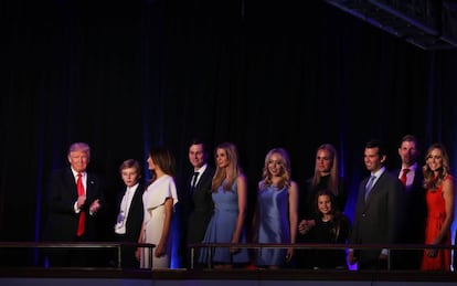 El candidato republicano, Donald Trump, celebra su victoria electoral junto a su familia; Barron Trump, su esposa, Melania Trump, Jared Kushner, Ivanka Trump, Tiffany Trump, Vanessa Trump, Donald Trump Jr., Eric Trump y Lara Yunaska, en la sede republicana en la ciudad de Nueva York.