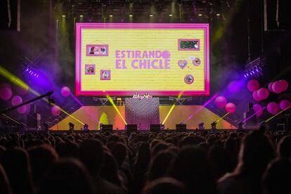 El público, mayoritariamente mujeres, asistió entregado a las más de tres horas de celebración.