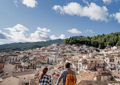 Moratalla es popular por su Semana Santa, variopinta y libérrima, con tambores y nazarenos de túnicas únicas y multicolores. La Torre del Homenaje preside el conjunto monumental.