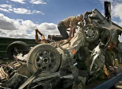 Estado en el que quedó el turismo tras salirse de la vía en el accidente ocurrido en Puebla de Cazalla (Sevilla).