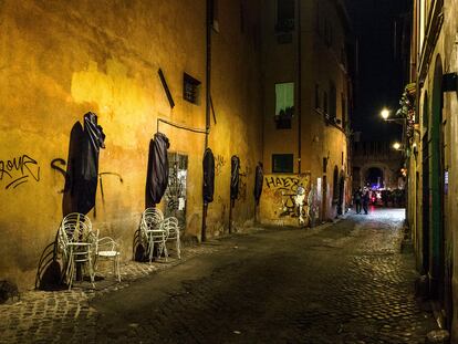 Un callejón en la ciudad de Roma.