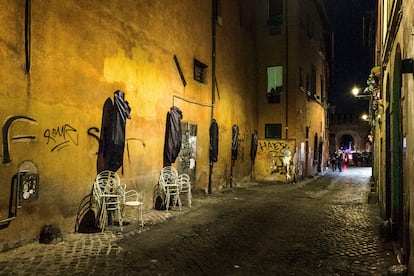 Un callejón en la ciudad de Roma.