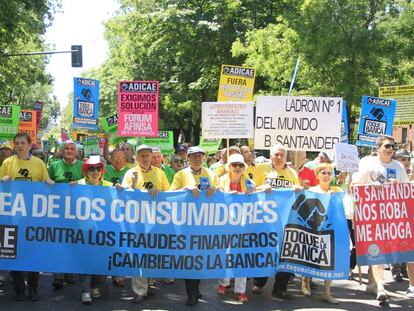 Protesta de afectados por la venta de participaciones preferentes en Madrid.