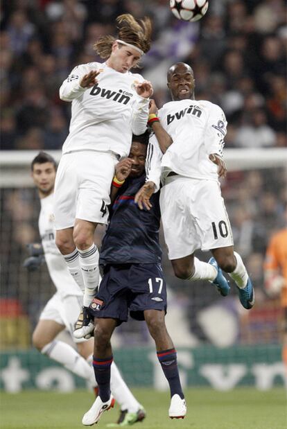 Ramos y Lass pugnan por un balón aéreo con un jugador del Lyon en el choque de la temporada anterior en el Bernabéu.