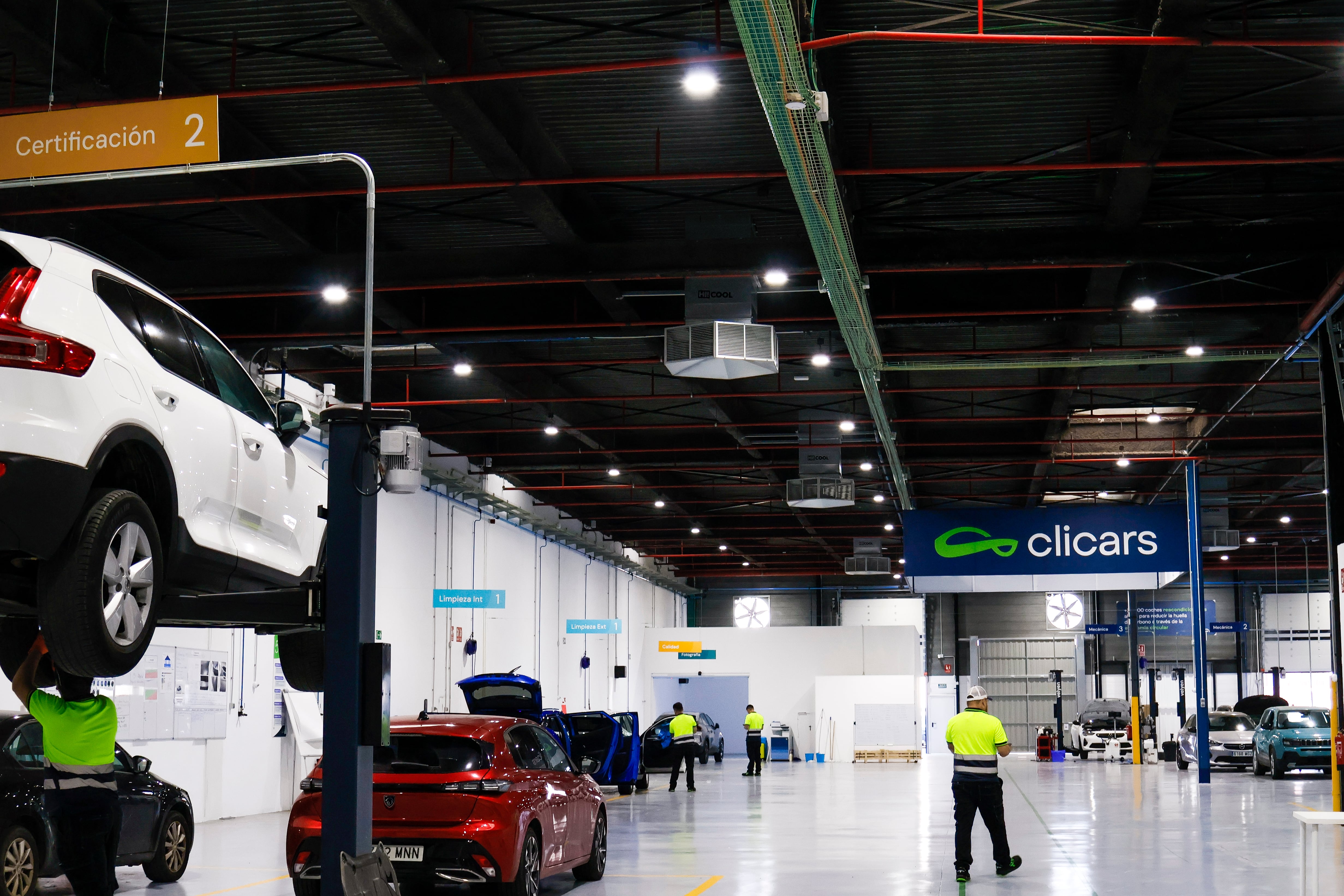 Los coches pasan por comprobaciones técnicas, diagnosis, revisión mecánica, pruebas dinámicas, sustitución de piezas y validación de calidad para asegurar que cumplen los estándares de la compañía.
