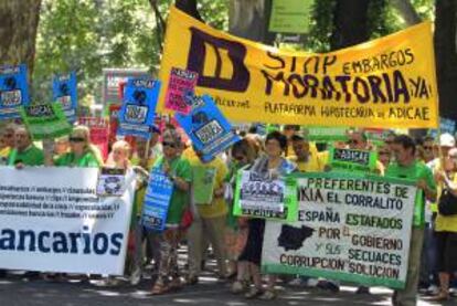 Cabecera de la manifestación convocada ayer en Madrid para protestas por las preferentes y la deuda subordinada, cláusulas suelo, estafa de la filatélica y otros abusos financieros.