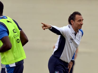 Prandelli, a la derecha, dirige a Balotelli, en un entrenamiento en R&iacute;o. 