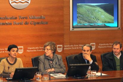 De izquierda a derecha, Mertxe Urteaga, la diputada María Jesús Aranburu, Txomin Ugalde y el alcalde Jesús Iñurrita, ayer en la presentación en San Sebastián de los descubrimientos.