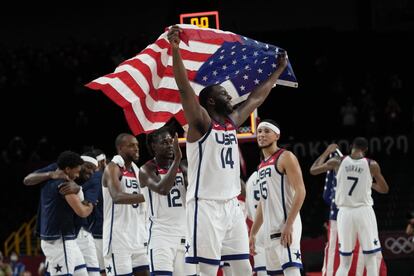 Los jugadores estadounidenses celebran el oro conseguido en baloncesto tras vencer a Francia.