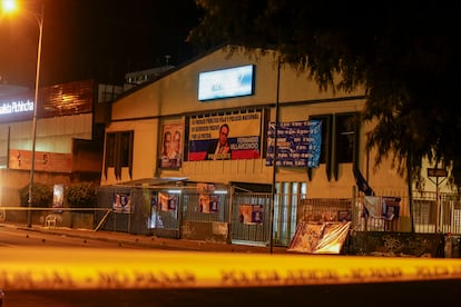Elementos de la policía acordonan el área en la que el candidato presidencial Fernando Villavicencio fue asesinado a tiros este miércoles por la tarde.