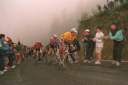 Indurain acelera ante Riis (i), Gotti (tapado) y Zülle durante la ascensión al Col de Latrape, en 1995.