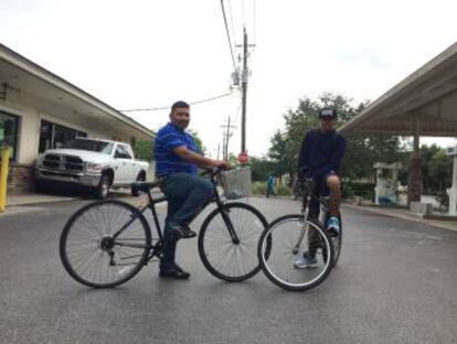 Unos hondureños van a por comida en Naples, Florida.