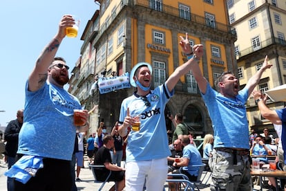 Aficionados del Manchester City horas antes de la final de la Champions en Oporto. El color azul es el que domina el horizonte de Oporto, ya que, al igual que el equipo de la Invicta, el Chelsea y el City presumen de añil, uno más oscuro y el otro celeste.