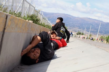 Manifestantes entran en el aeropuerto de Ayacucho, durante las protestas de este jueves.