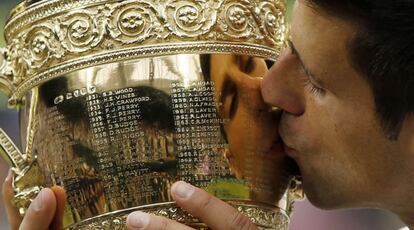 Djokovic besa el trofeo de campeón.