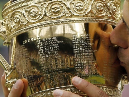 Djokovic besa el trofeo de campe&oacute;n.