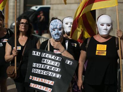 Concentració de treballadors de la dependència i la geriatria contra la precarietat en el seu sector a les portes de la Generalitat.