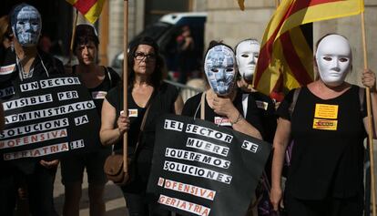 Concentración de trabajadores de la dependencia y la geriatría contra la precariedad en su sector en las puertas de la Generalitat. 