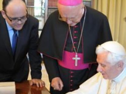 Gustavo Entrala, segundo por la izquierda, auxilia a Benedicto XVI en su manejo de un iPad