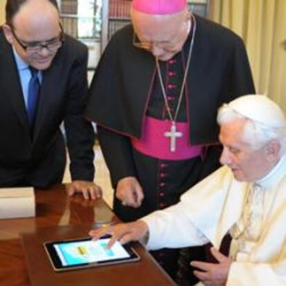 Gustavo Entrala, segundo por la izquierda, auxilia a Benedicto XVI en su manejo de un iPad