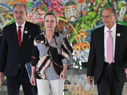 El vicepresidente electo de Brasil, Geraldo Alckmin, derecha, con la presidenta del PT, Gleisi Hoffmann, y el exsenador Aloizio Mercadante, en el palacio de Planalto, en Brasilia, este jueves tras la primera reunión del traspaso de poderes.