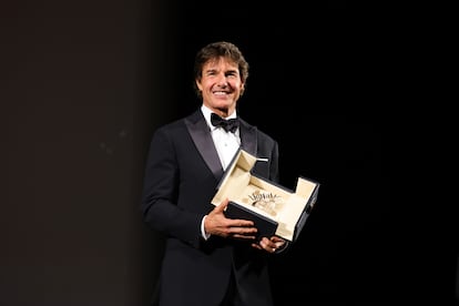 A pesar de llevar casi 40 años de carrera encadenando éxitos, Tom Cruise nunca se ha llevado un Oscar. Aunque ha sido nominado en tres décadas diferentes. Primero por 'Nacido el cuatro de julio', en 1989; después por ‘Jerry Maguire’, en 1997; y, por último, como mejor actor de reparto por ‘Magnolia’ en 2000. La película de Paul Thomas Anderson ofreció también a Cruise la oportunidad de interpretar a su primer villano (si se descarta al ambivalente Lestat de 'Entrevista con el vampiro'). Cruise sí ha ganado tres Globos de Oro, pero los devolvió a la asociación en 2021 como protesta por la falta de diversidad racial entre los nominados. También ha ganado una Palma de Oro en Cannes honorífica que, de momento, no ha devuelto.