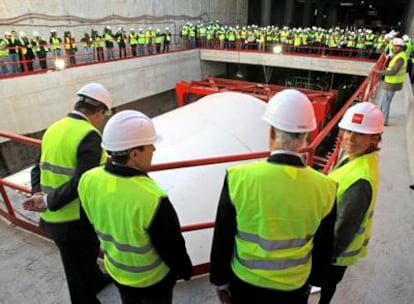 La presidenta de la Comunidad de Madrid Esperanza Aguirre puso en marcha hoy la tuneladora " Adelantada que horadará el túnel de 4, 5 kilómetros que llevará la línea 2 de Metro al barrio de Las Rosas La excavación comenzó esta mañana en la última de las cuatro estaciones previstas en la ampliación ubicada en el Paseo de Ginebra desde donde realizará el túnel en dirección a la estación de LaElipa donde conectará con la línea ya existente Gorka Lejarcegi