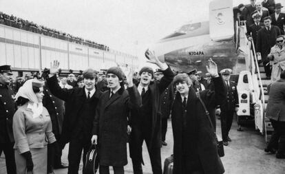 Los integrantes de los Beatles llegan al aeropuerto John F. Kennedy de Nueva York, en 1964.