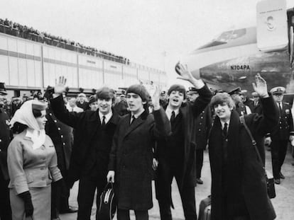 Los integrantes de los Beatles llegan al aeropuerto John F. Kennedy de Nueva York, en 1964. 